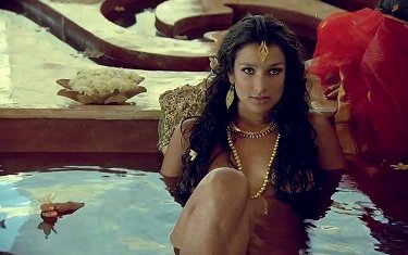 Қабырғаға қатты жабысып жатқан қызды сиқыту